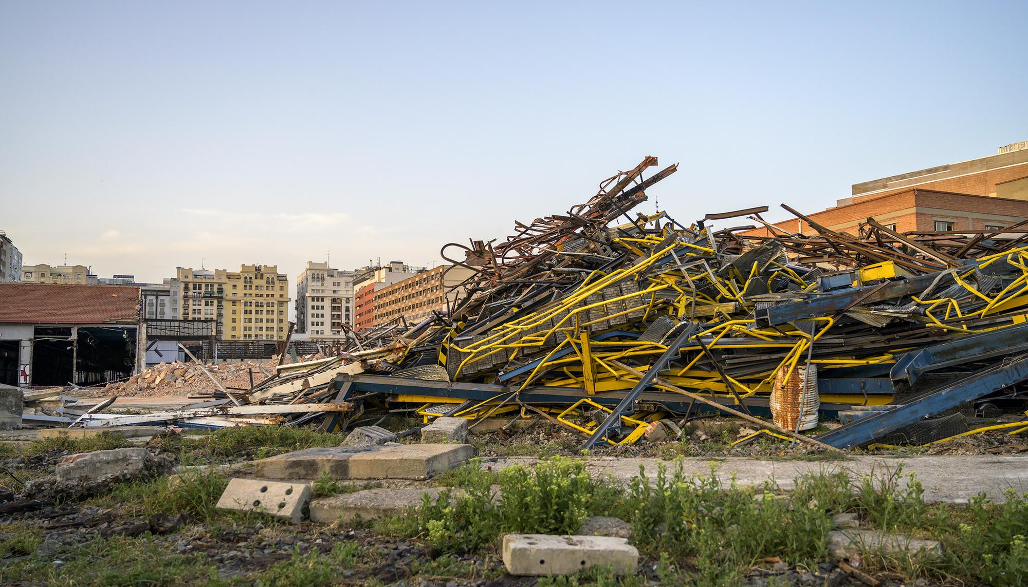 Las antiguas cocheras de Metro de Cuatro Caminos (Madrid), reducidas a escombros